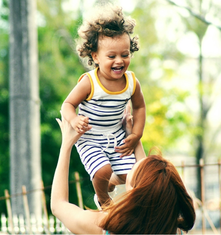 enfant avec mere contents